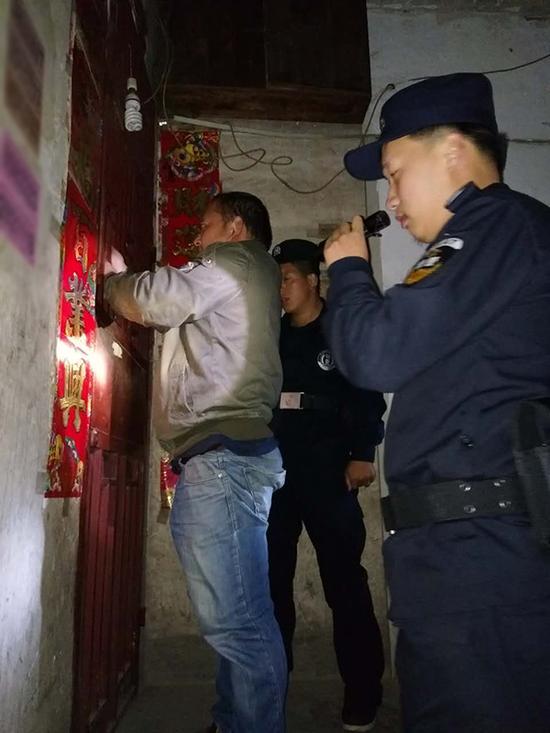 麻山镇粗心妈妈误将幼女锁家中 民警全城寻开锁师傅开门